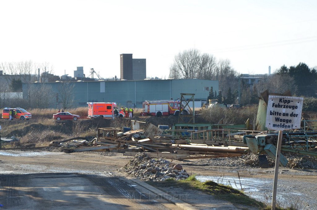 LKW umgestuerzt Kieswerk Harry Kloepferstr Im Feldrain P25.JPG